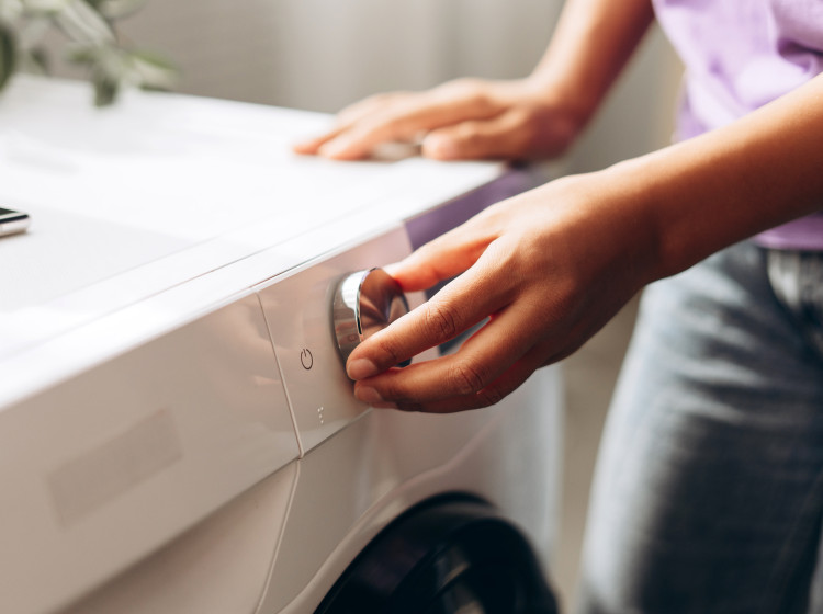  Tito domácí pomocníci spotřebují daleko více elektřiny než pračka. Opatření ale nejsou složitá.