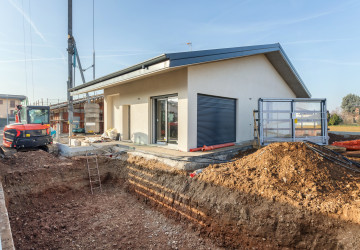 Tohle si zkontrolujete, než poprvé kopnete do země kvůli novému bazénu. Nakopnutí kabelu vás byjde dráž, než celý bazén