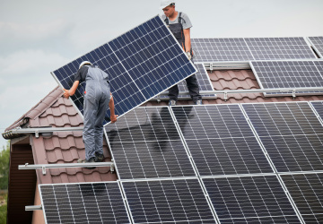 Fotovoltaické panely začnou od příštího roku povinně obsazovat některé střechy