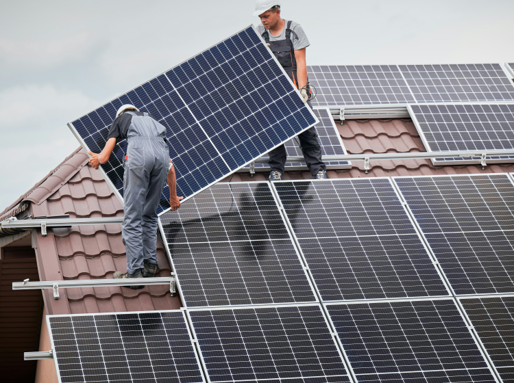 Fotovoltaické panely začnou od příštího roku povinně obsazovat některé střechy