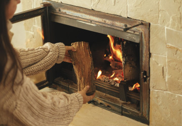 Češi objevili fintu, díky které dřevo hoří v krbu déle Češi objevili fintu, díky které dřevo hoří v krbu déle