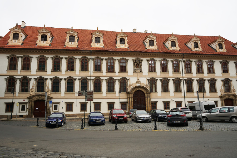 Pokud zaměstnavatel odmítá reagovat, zaměstnanec může využít bezplatné právní poradenství u inspektorátu práce.