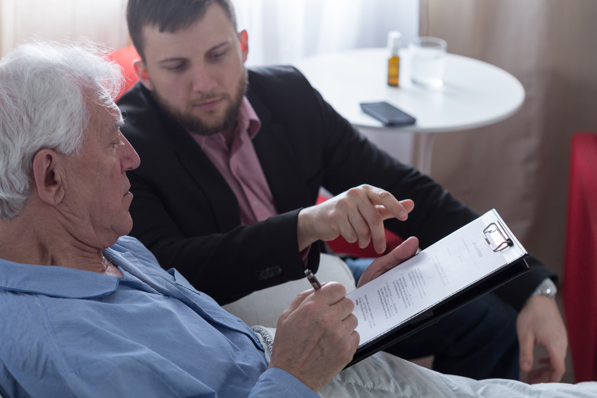 Senioři by doma měli mít povinně tyto dokumenty. Při smrti tím zachrání peníze i hádky mezi příbuznými Senioři by doma měli mít povinně tyto dokumenty. Při smrti tím zachrání peníze i hádky mezi příbuznými