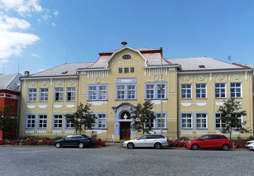 Před školami se objevují specifické značky. 