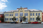 Před školami se objevují specifické značky. 