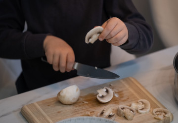 Díky dětskému noži mohou ratolesti bezpečně pomáhat v kuchyni