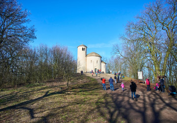 Slunné dny lákají k výletům. 