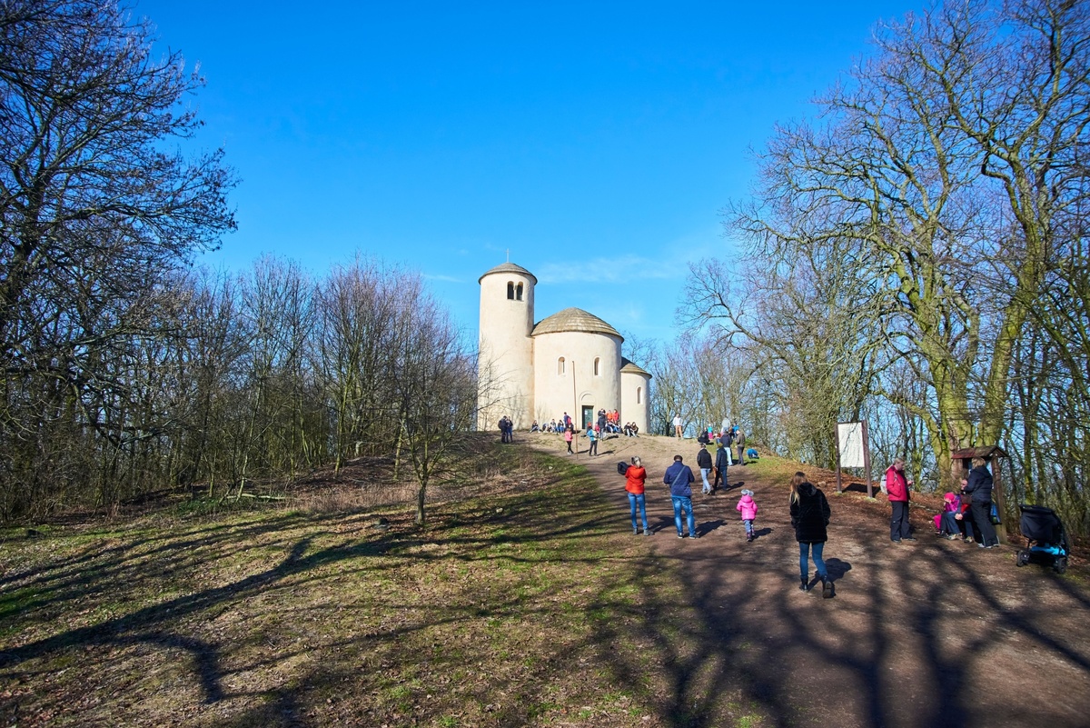 Slunné dny lákají k výletům. 