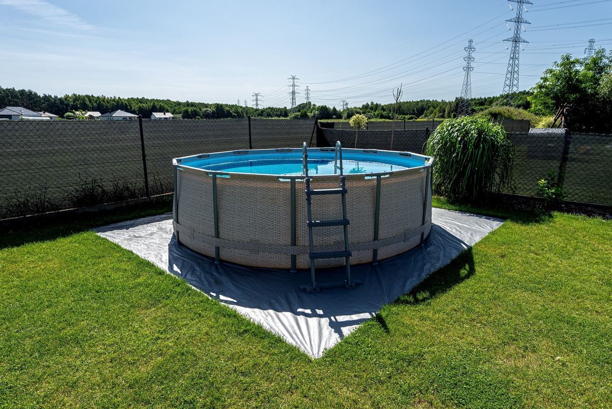 S napuštěním zahradního bazénu byste neměli otálet. 