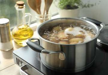 Vařené brambory snadno povýšíte na kulinářskou delikatesu.