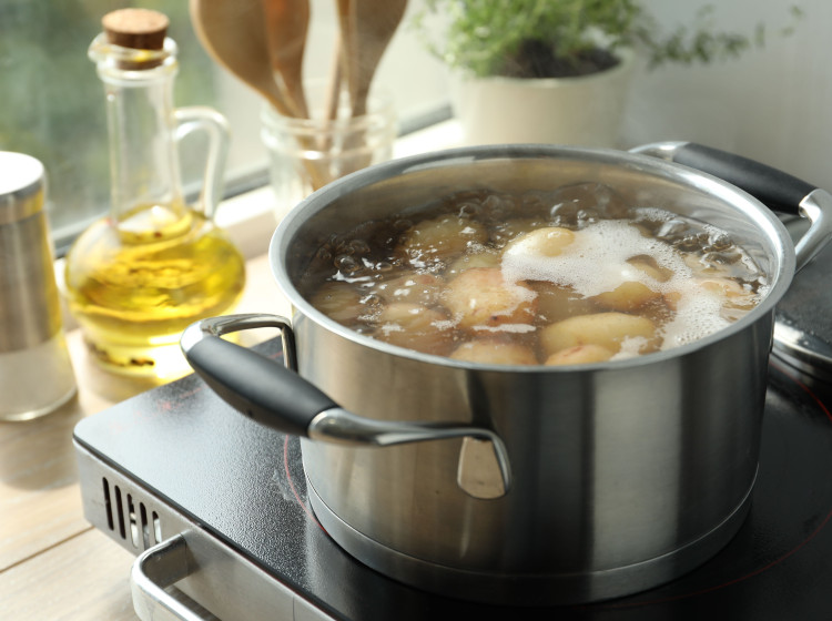 Vařené brambory snadno povýšíte na kulinářskou delikatesu.