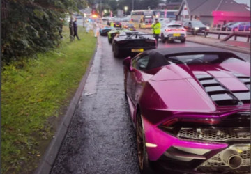 Konvoj luxusních aut na britské dálnici M66 zablokoval provoz a zpomalil na 27 km/h, aby si řidiči vytvořili prostor pro nelegální závodění.