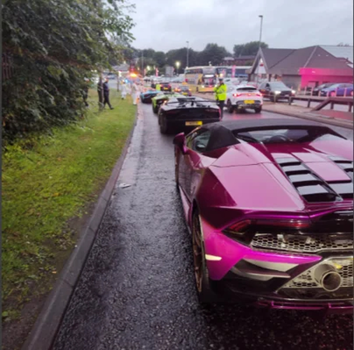 Konvoj luxusních aut na britské dálnici M66 zablokoval provoz a zpomalil na 27 km/h, aby si řidiči vytvořili prostor pro nelegální závodění.