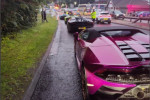 Konvoj luxusních aut na britské dálnici M66 zablokoval provoz a zpomalil na 27 km/h, aby si řidiči vytvořili prostor pro nelegální závodění.