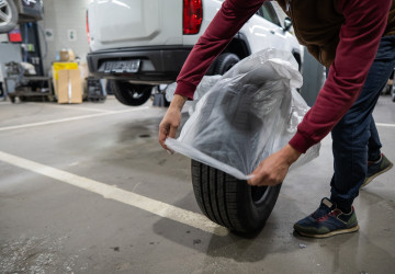 Od 1. listopadu je nutné přezout na zimní pneumatiky podle počasí. Od 1. listopadu je nutné přezout na zimní pneumatiky podle počasí.