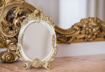 Cenu starožitných zrcadel zvyšuje originalita provedení. Cenu starožitných zrcadel zvyšuje originalita provedení.