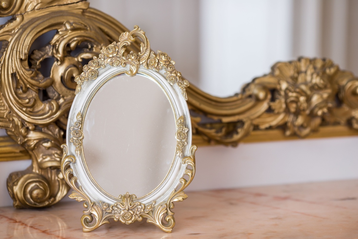 Cenu starožitných zrcadel zvyšuje originalita provedení. Cenu starožitných zrcadel zvyšuje originalita provedení.