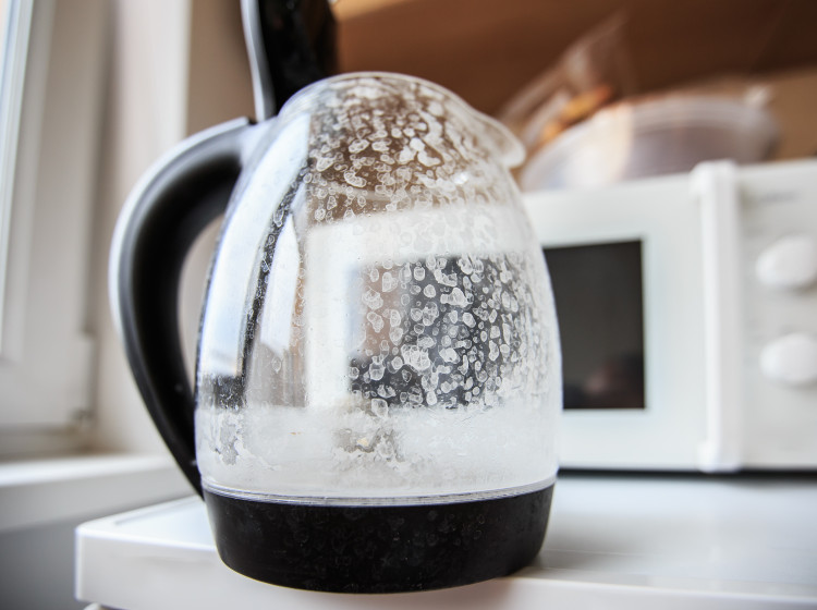 Tento levný domácí trik odstraní vodní kámen i z nejodolnější konvice