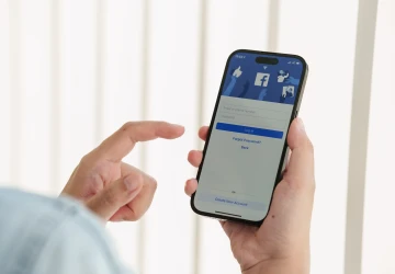 Mladí do telefonu často koukají i při chůzi po ulici. Unie tomu chce učinit přítrž.