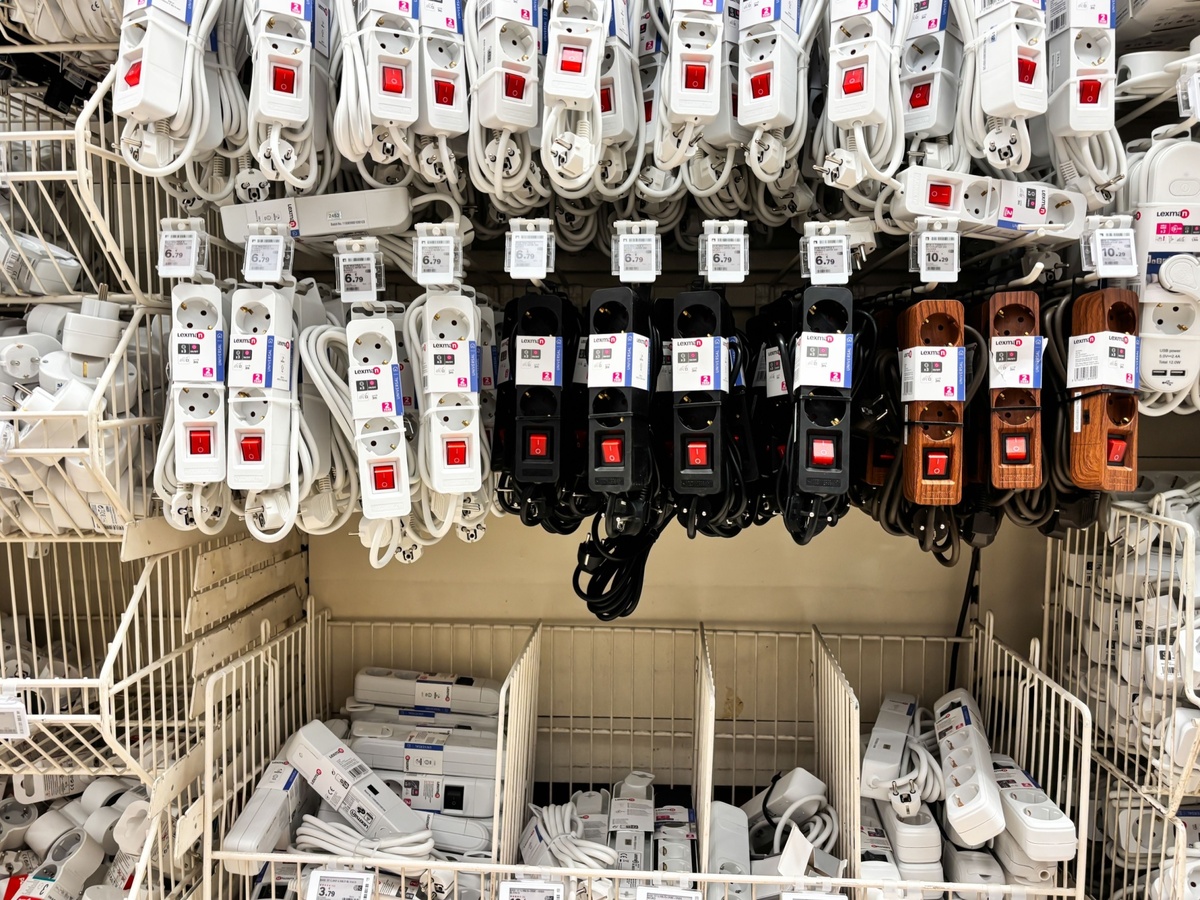 Elektrikář varuje před prodlužováky z tržnice 