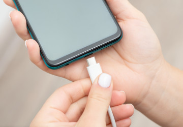 Nikdy nepřipojujte tento USB kabel k telefonu