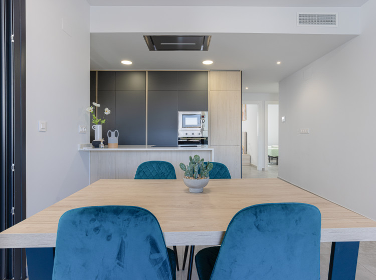 Těžké židle z českých kuchyní postupně vytlačil tento severský trend.