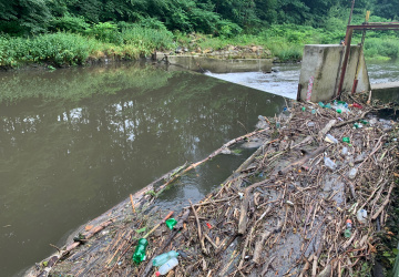 Odpady v korytě řeky Nisa