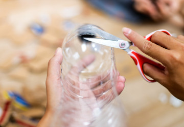 Domácí zařízení na odvlhčení prostoru si můžete vyrobit s pomocí PET lahve. 