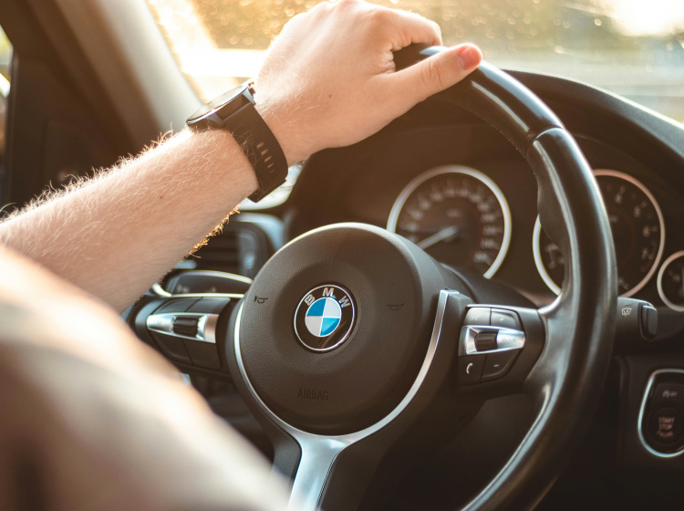 Zkusí BMW udržet spalovací motory déle na živu?