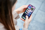 Oblíbená aplikace v mobilu může za hranicemi znamenat problém.