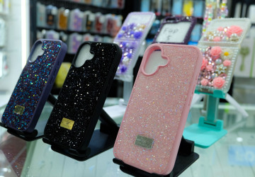 Barevné kryty jsou půvabné, ale při nabíjení mohou být bariérou. Barevné kryty jsou půvabné, ale při nabíjení mohou být bariérou.