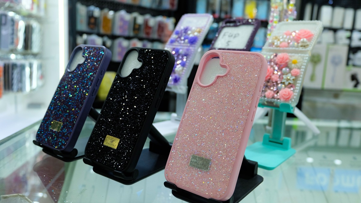 Barevné kryty jsou půvabné, ale při nabíjení mohou být bariérou. 