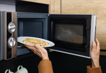 Ohřívání jídel v mikrovlnce už pomalu odzvonilo.