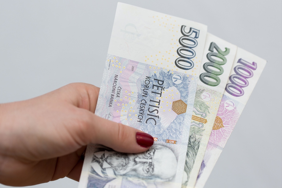 Dva a půl milionu Čechů pracuje za nedůstojné peníze