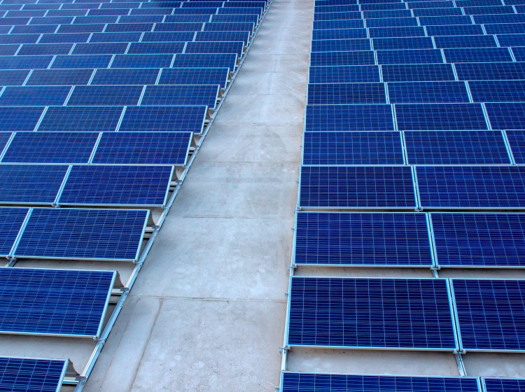 Solární panely na střeše firemní haly