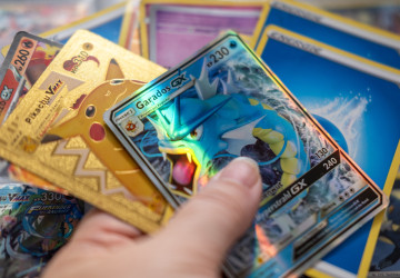 Rozpoznat originální Pokémon kartu od padělku vyžaduje smysl pro detail – všímejte si maličkostí od sytosti barev až po přesnost ořezu.
