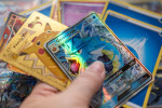 Rozpoznat originální Pokémon kartu od padělku vyžaduje smysl pro detail – všímejte si maličkostí od sytosti barev až po přesnost ořezu.