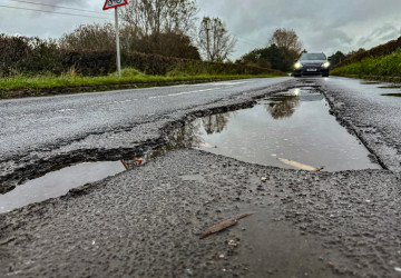 Stav některých vozovek po zimě bývá tristní.