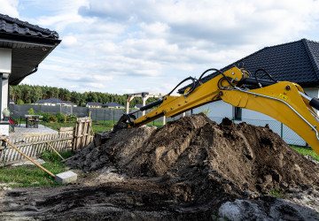 Bez povolení postavil dům s bazénem na zemědělském pozemku. O patnáct let později stát nařídil demolici