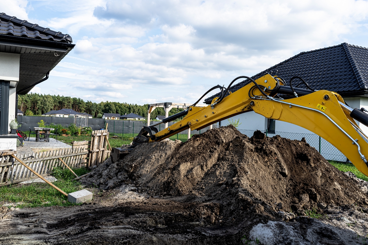 Bez povolení postavil dům s bazénem na zemědělském pozemku. O patnáct let později stát nařídil demolici