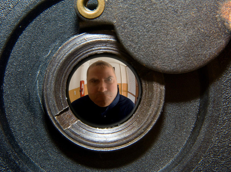 Lidé se bojí a začali tak přelepovat svá kukátka v bytech. Je to správná cesta?