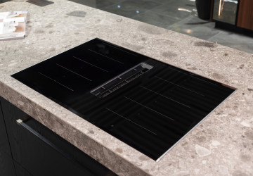 Digestoř zabudovaná do varné desky dnes soupeří s klasickými modely