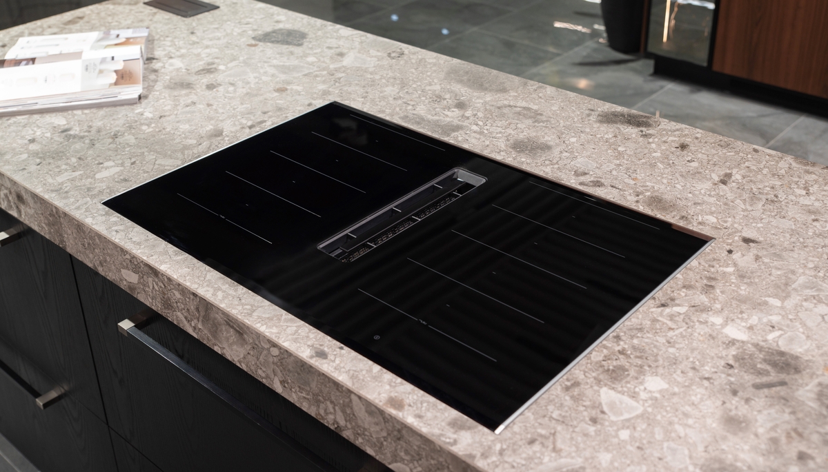 Digestoř zabudovaná do varné desky dnes soupeří s klasickými modely