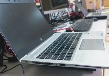 Stát nabízí notebooky za příznivou cenu. 