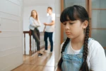 Narození dítěte do krizového vztahu přináší další stres a únavu, které dřívější problémy spíše prohloubí.