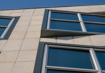 Z oken může unikat mnoho tepla. 