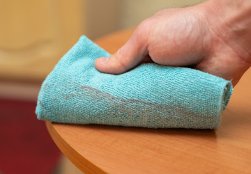 Prach se v domácnosti hromadí neustále. 