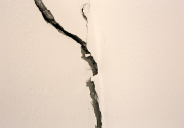 Prasklina ve zdi může skrývat víc problémů, než se na první pohled zdá