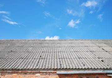 Staré eternitové střechy mohou obsahovat azbest