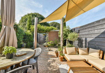 Češi začali ze zahrad odstraňovat klasické pergoly. Nový trend pro rok 2026 je mnohem praktičtější